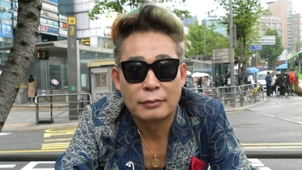 김지명 가수는 에브리온 연예TV(채널 114)의 빅스타쇼’와 ‘봉숙이포차토크쇼’를 이끌고 있다.