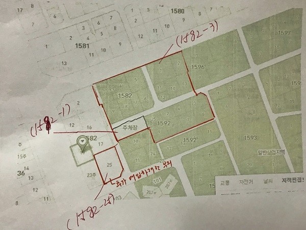 A모 서초구의원은 지난해 6월7일 서초구청장에게 보낸 서면질문서에서 서초3동 1582-3번지 일대 주택 건설 사업계획 승인과 관련 대가성 의혹을 제기했다. 하지만 서초구는&nbsp;서초동 1582-1 주차장 및 서초동 1743-10 도로 부지에 대해 공유재산 및 물품관리법 제11조 및 시행령 제8조의 규정에 의거 용도폐지 결정했다고 밝혔다.