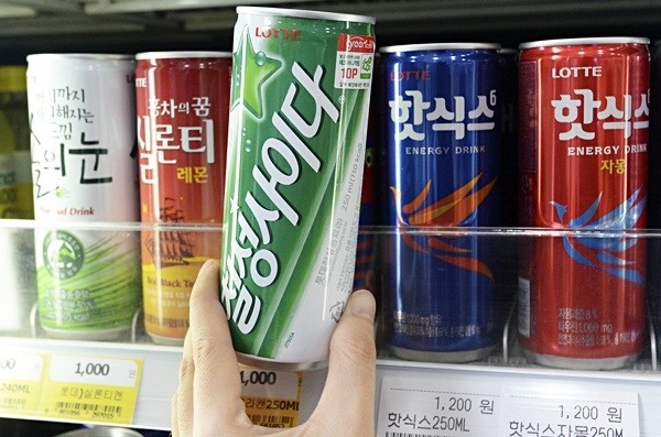 롯데칠성음료는 지난 5월 8일 '칠성사이다', '레쓰비', '펩시', '핫식스', '실론티', '솔의눈' 등 14종의 편의점 공급가를 7.5% 인상했다. 사진은 서울 한 편의점에 진열된 롯데칠성음료 제품의 모습. (사진=newsis)