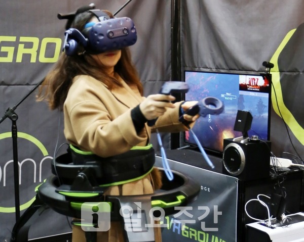지난 18일 서울 삼성동 코엑스에서 열린 'VR 엑스포 2108'에서 관람객이 가상·증강현실(VR·AR)을 통해 e스포츠을 체험하고 있는 모습.