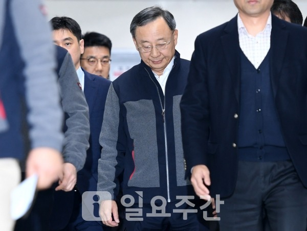 지난 11월26일 KT아현지사 화재로 인한 후속대책 논의를 위해 과학기술정보통신부 장관-통신 3사 최고경영자 긴급 대책회의에 참석한 황창규 KT 회장 모습.
